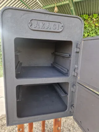 Forno a legna con frontale in ghisa.