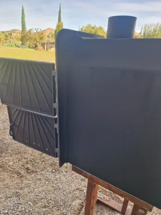 Forno a legna con frontale in ghisa.