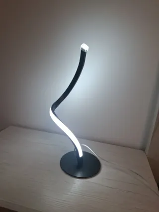 Lámpara de mesa moderna