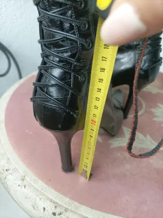 Botas altas de piel negras con cordones