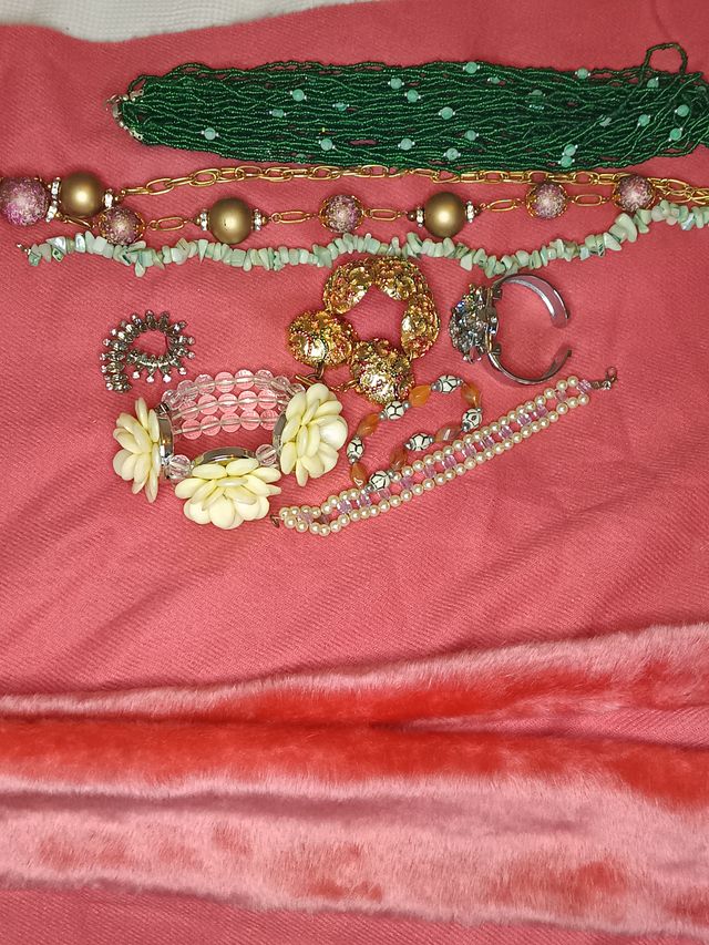 Lote Bisutería Variada y Reloj Brazalete..l1