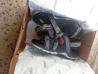 Sandalias deportivas mujer Paredes negras y morada