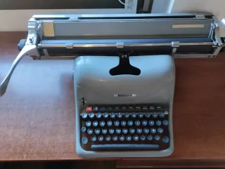 Máquina de escribir antigua años 60