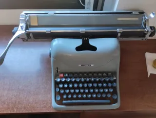 Máquina de escribir antigua años 60
