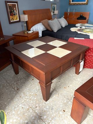 Mesa de centro con detalles de mármol