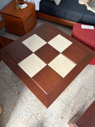 Mesa de centro con detalles de mármol