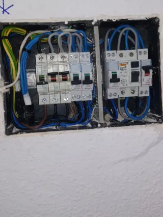 ELECTRICISTA, CERRAJERO Y MANITAS EN SEVILLA