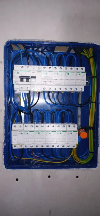 ELECTRICISTA, CERRAJERO Y MANITAS EN SEVILLA