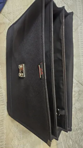 Borsa porta documenti nera e grigia.