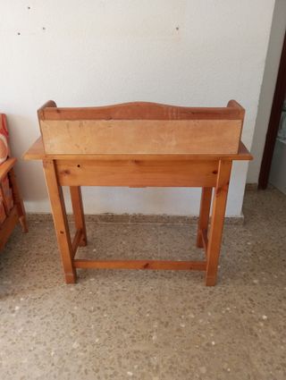 Escritorio de madera con cajones