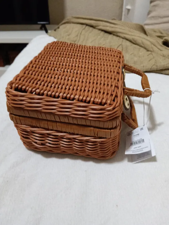 Cesta pequeña 22x11x17 cm con cierre . Nueva