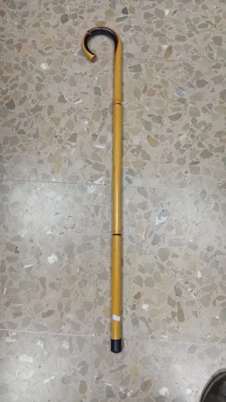 Bastón de junco con mango curvo