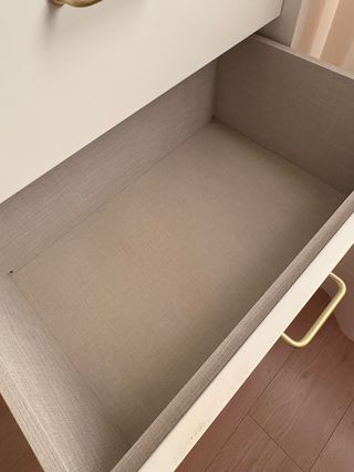 Cómoda y Mesitas Auxiliares