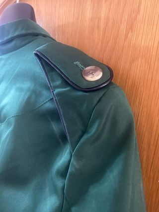 gabardina verde con detalles en negro piel