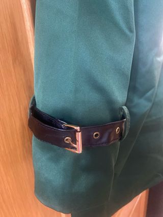 gabardina verde con detalles en negro piel