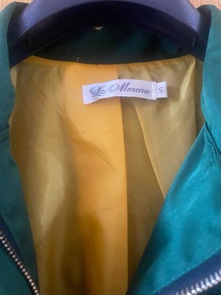 gabardina verde con detalles en negro piel