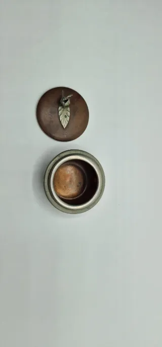 Contenitore vintage in rame e peltro con decorazio