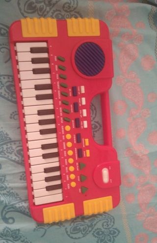 Pianola per bambini rossa con tasti bianchi e neri