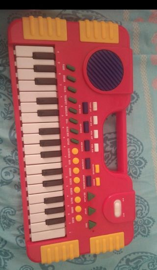 Pianola per bambini rossa con tasti bianchi e neri