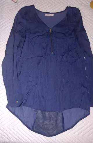 Blusa azul con cremallera de Bershka