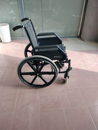 Silla de ruedas sin reposapiés