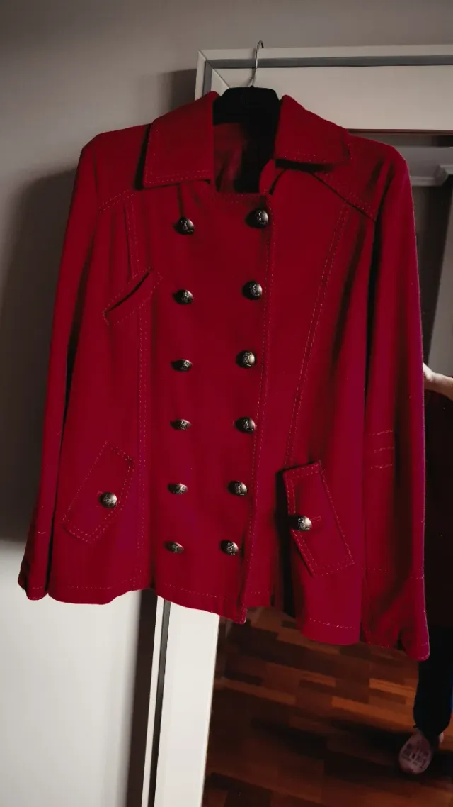 Abrigo Rojo. Chaquetón. Parka. Trenka. Rojo.Chaque