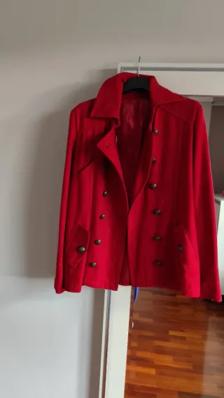 Abrigo Rojo. Chaquetón. Parka. Trenka. Rojo.Chaque