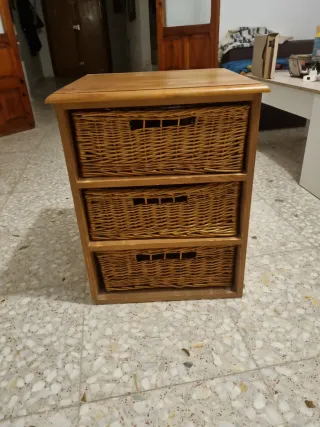 Tavolino in legno con 3 cestini in vimini