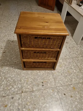Tavolino in legno con 3 cestini in vimini