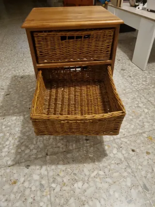 Tavolino in legno con 3 cestini in vimini