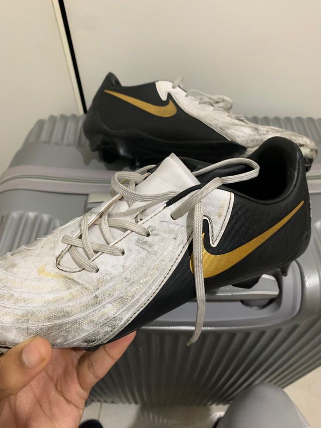 Botas de fútbol Nike negras y blancas