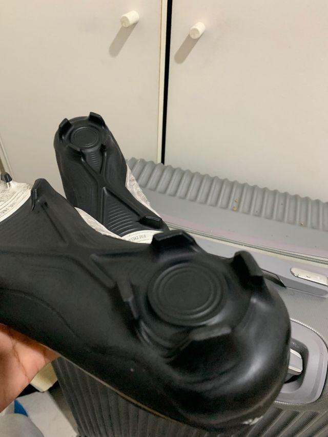 Botas de fútbol Nike negras y blancas