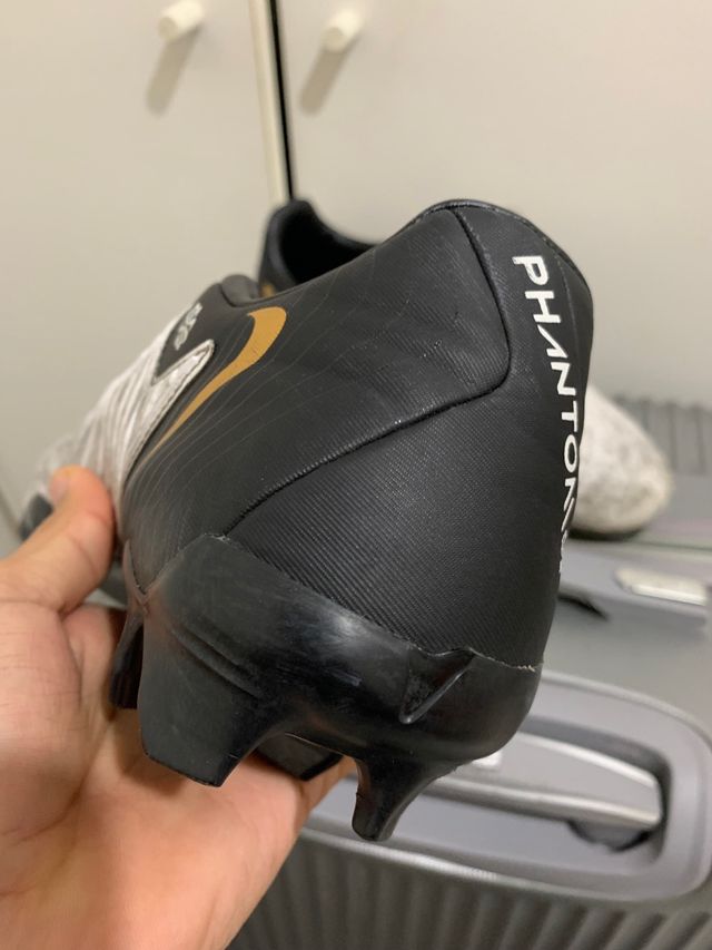 Botas de fútbol Nike negras y blancas