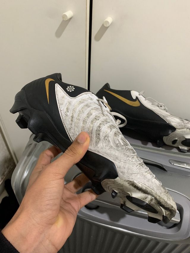 Botas de fútbol Nike negras y blancas