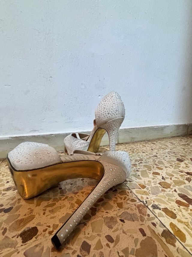 Tacones beige pedrería fiesta/boda talla 41