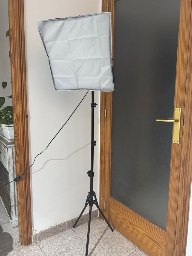 Luce LED FGEN con treppiede