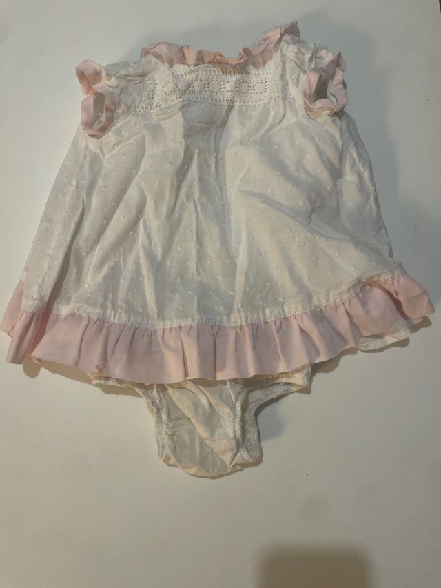 Vestido de bebé blanco y rosa