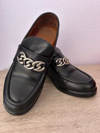 Mocasines negros con cadena