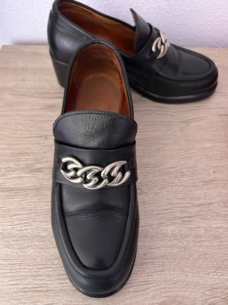 Mocasines negros con cadena