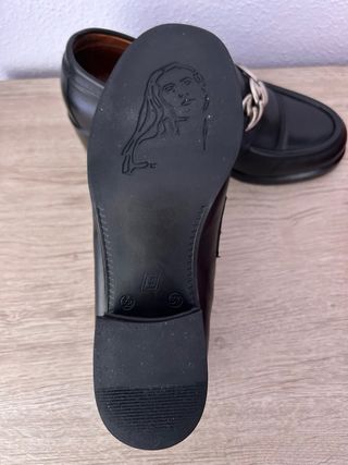 Mocasines negros con cadena