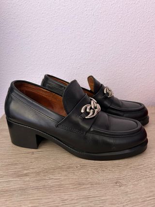 Mocasines negros con cadena