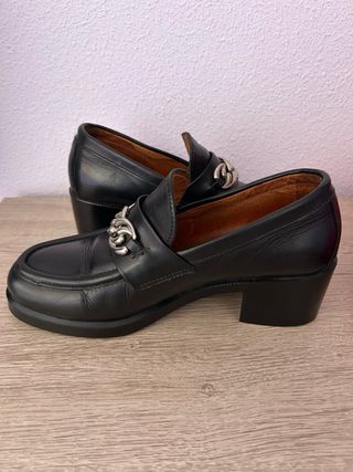 Mocasines negros con cadena