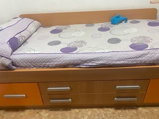 Cama con cajones madera y naranja