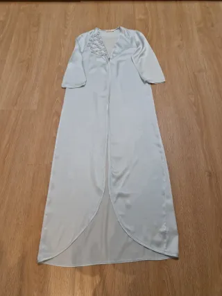 Bata de seda azul claro