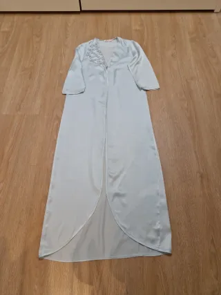 Bata de seda azul claro
