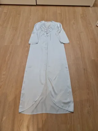 Bata de seda azul claro