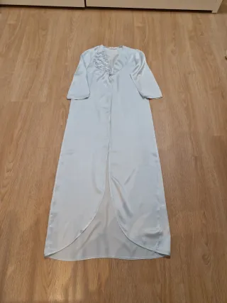 Bata de seda azul claro