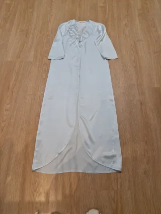 Bata de seda azul claro