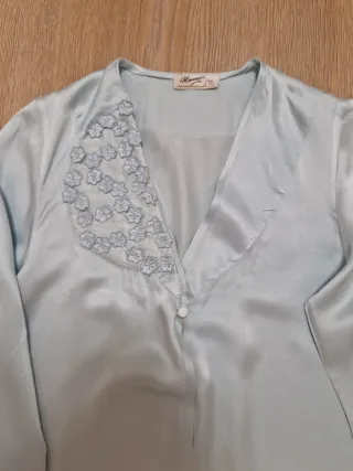 Bata de seda azul claro