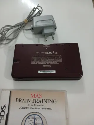 Nintendo DSi XL - Cargador y Juego Brain Training